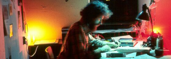 Hier sitzt Janus in seinem Zimmer und schreibt